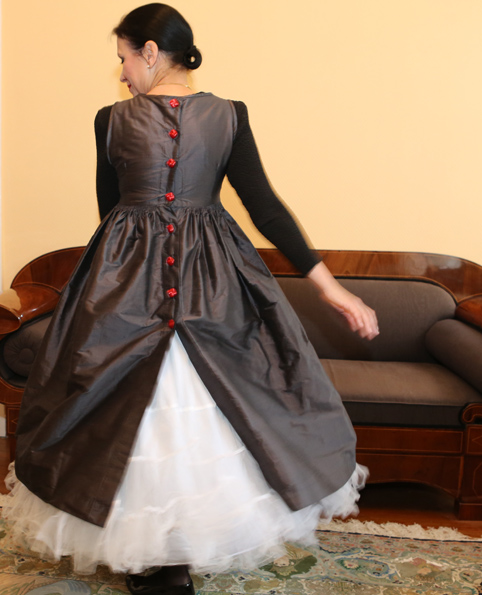 Schürzenkleid aus Dupion Seide, anthrazit