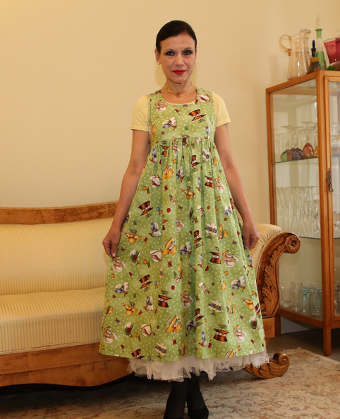 Schürzenkleid aus leichter Baumwolle mit Hutmuster